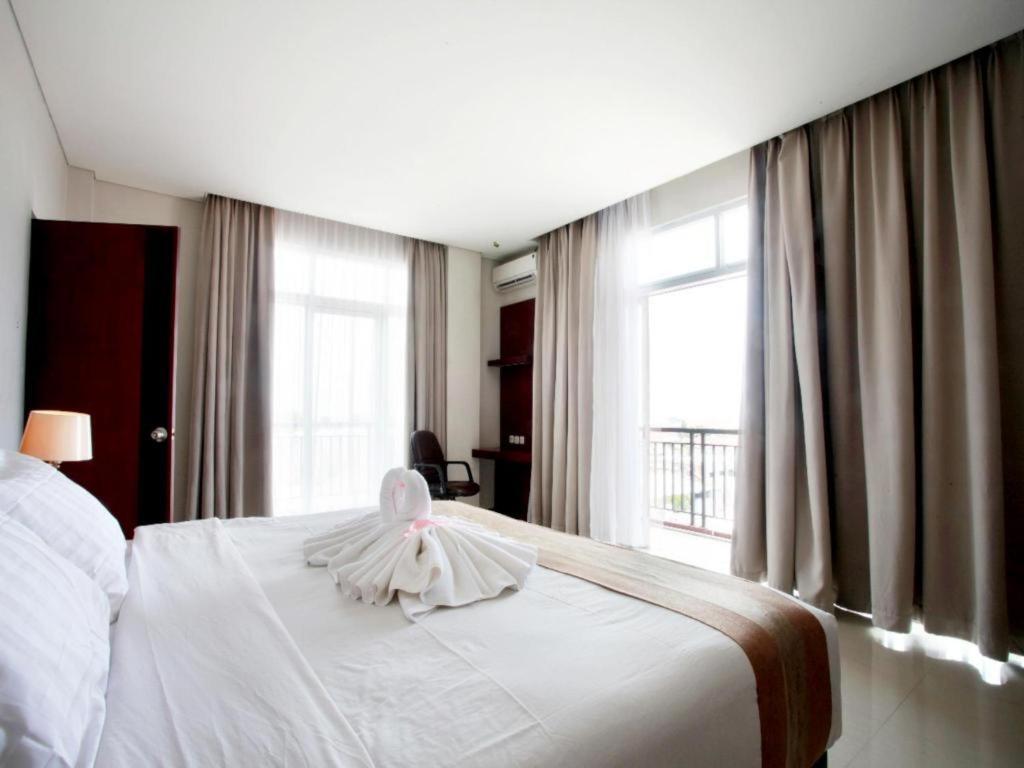 Karlita Hotel Tegal Экстерьер фото