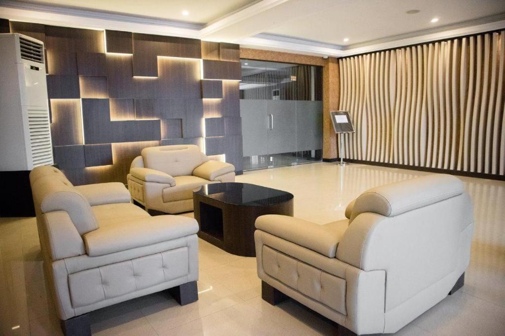 Karlita Hotel Tegal Экстерьер фото