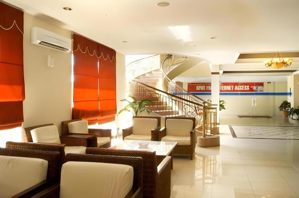 Karlita Hotel Tegal Экстерьер фото