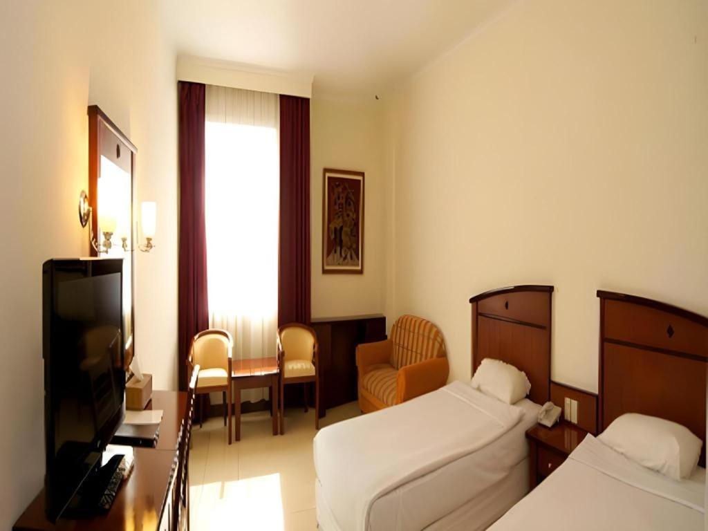 Karlita Hotel Tegal Экстерьер фото