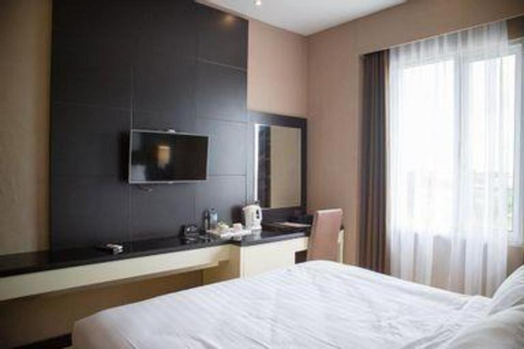 Karlita Hotel Tegal Экстерьер фото