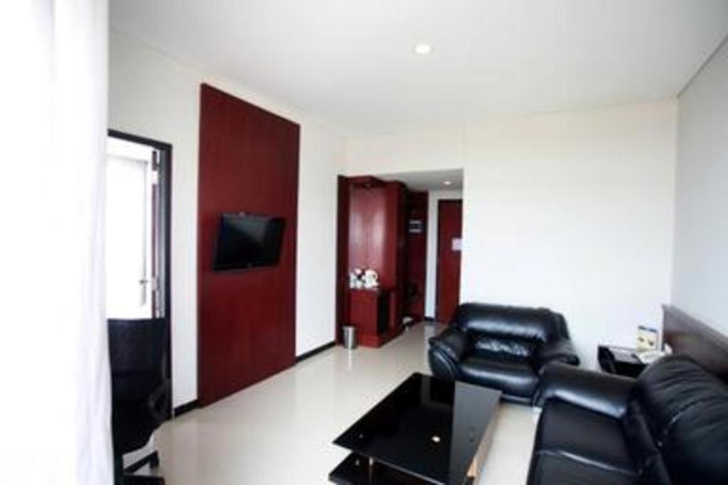 Karlita Hotel Tegal Экстерьер фото