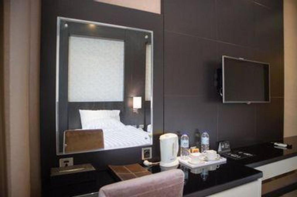 Karlita Hotel Tegal Экстерьер фото