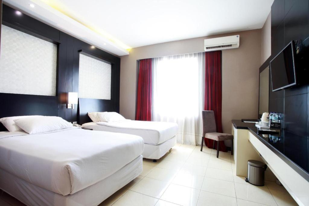 Karlita Hotel Tegal Экстерьер фото