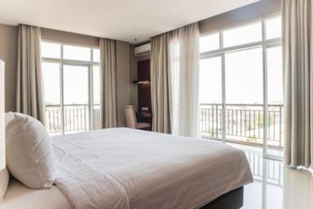 Karlita Hotel Tegal Экстерьер фото