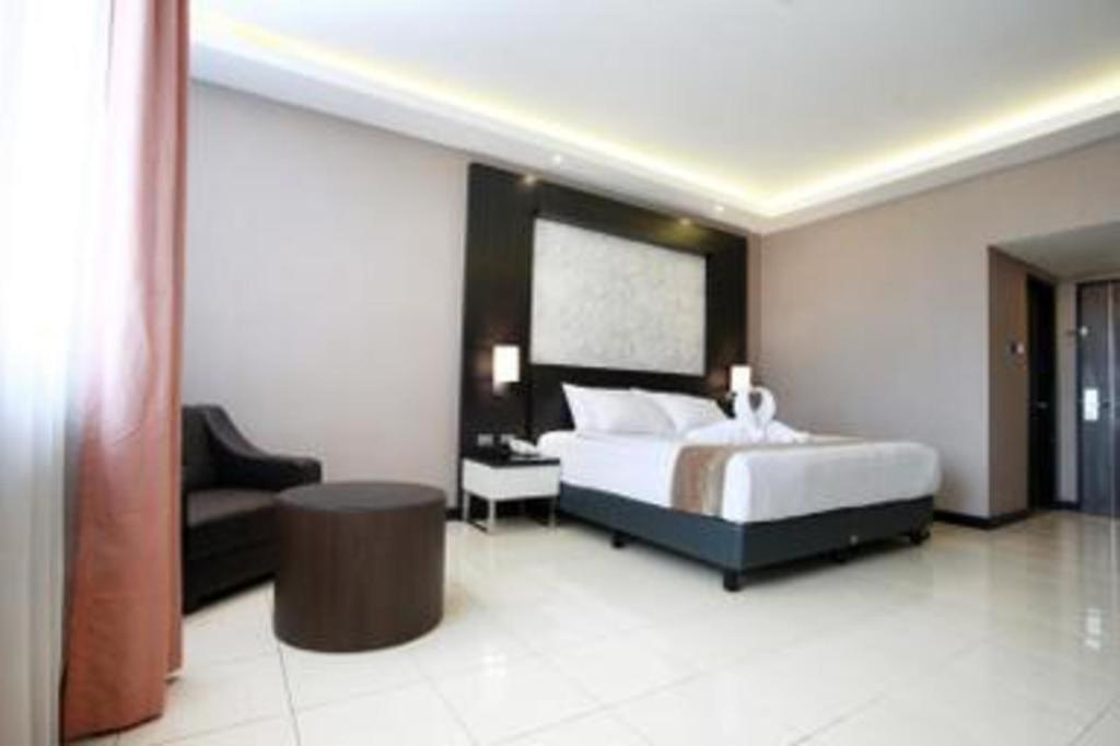 Karlita Hotel Tegal Экстерьер фото