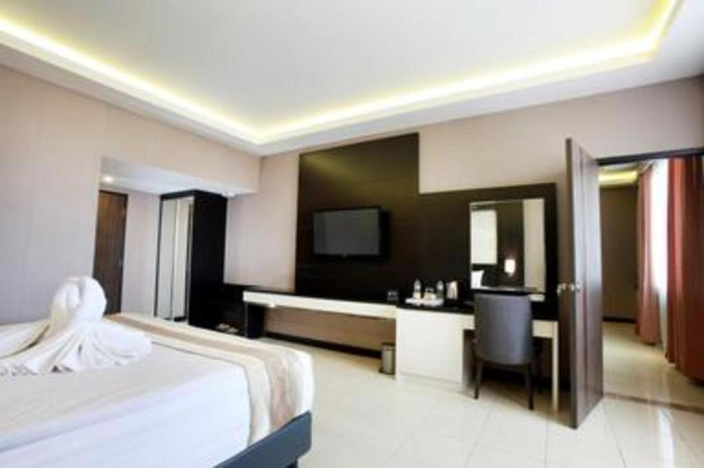Karlita Hotel Tegal Экстерьер фото