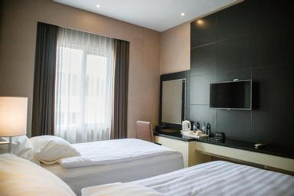 Karlita Hotel Tegal Экстерьер фото