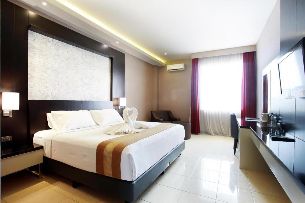 Karlita Hotel Tegal Экстерьер фото