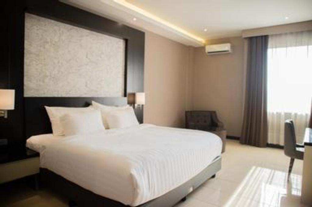 Karlita Hotel Tegal Экстерьер фото