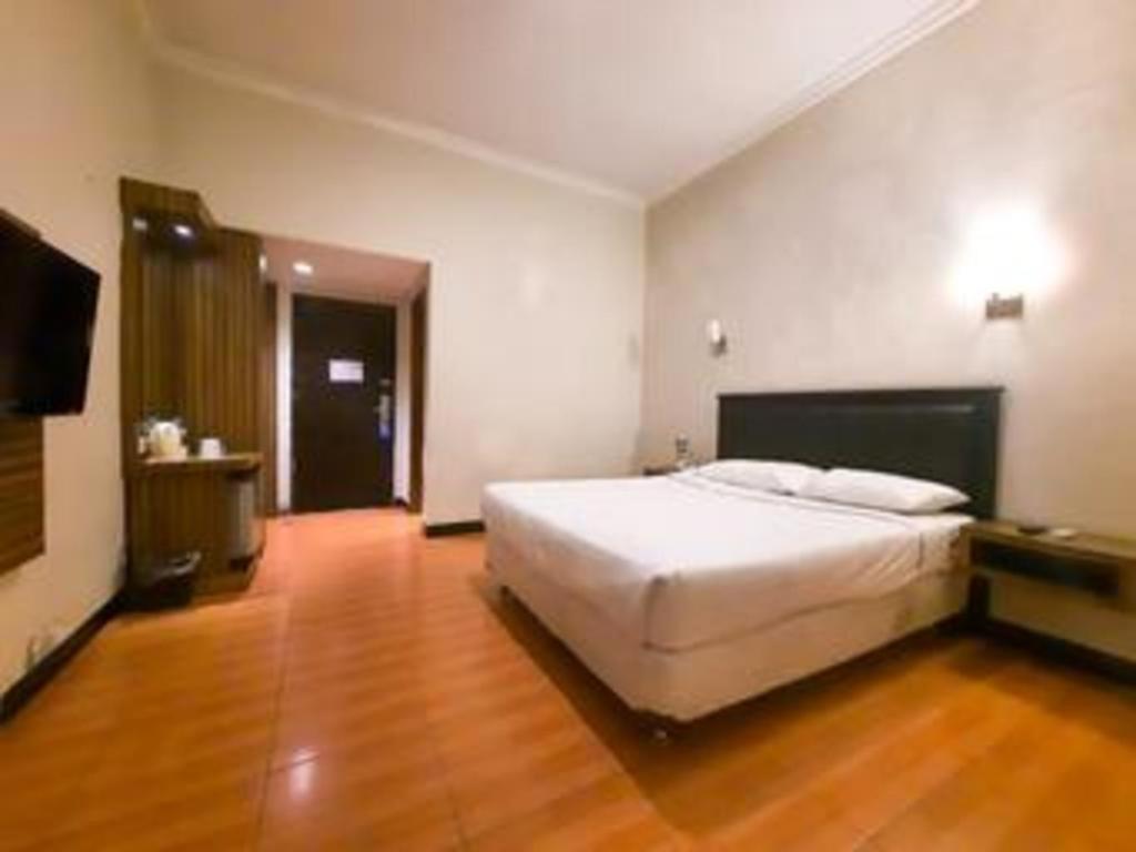 Karlita Hotel Tegal Экстерьер фото