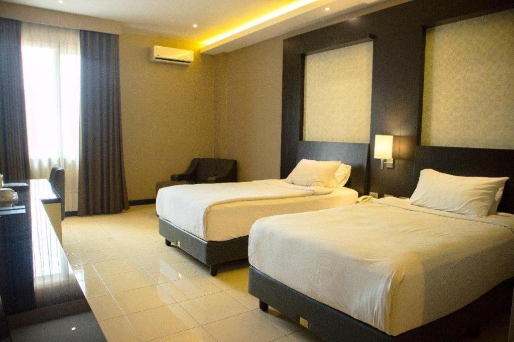 Karlita Hotel Tegal Экстерьер фото