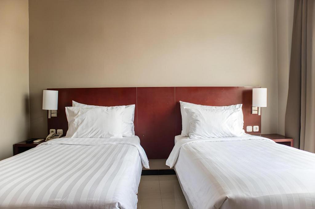 Karlita Hotel Tegal Экстерьер фото