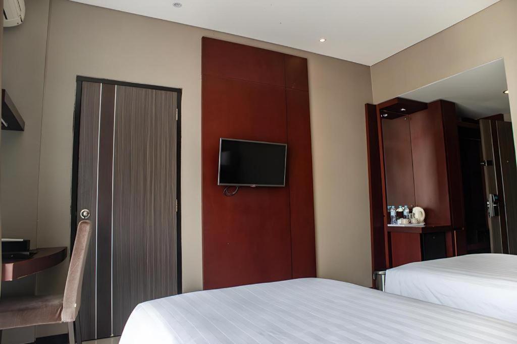 Karlita Hotel Tegal Экстерьер фото