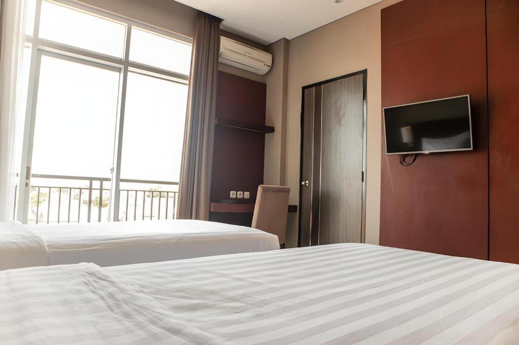 Karlita Hotel Tegal Экстерьер фото